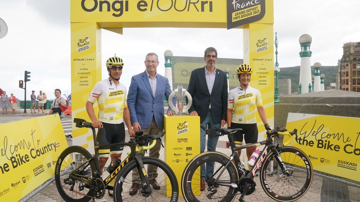 Markel Olano y Eneko Goia, con los ultrafondistas que traen a Euskal Herria el trofeo del Tour de Francia 2023.