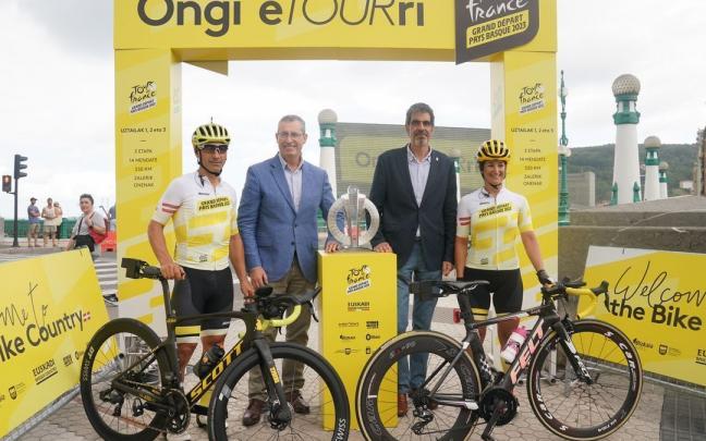 Markel Olano y Eneko Goia, con los ultrafondistas que traen a Euskal Herria el trofeo del Tour de Francia 2023. Markel Olano y Eneko Goia, con los ultrafondistas que traen a Euskal Herria el trofeo del Tour de Francia 2023.