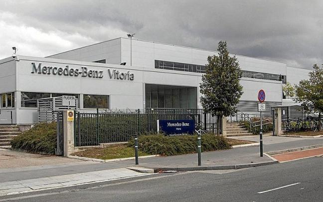 Uno de los accesos a la planta de Mercedes-Benz de Vitoria.