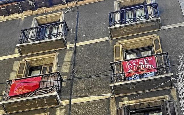 Telas y plásticos rojos en un e dificio de la parte vieja tolosarra. Telas y plásticos rojos en un e dificio de la parte vieja tolosarra.