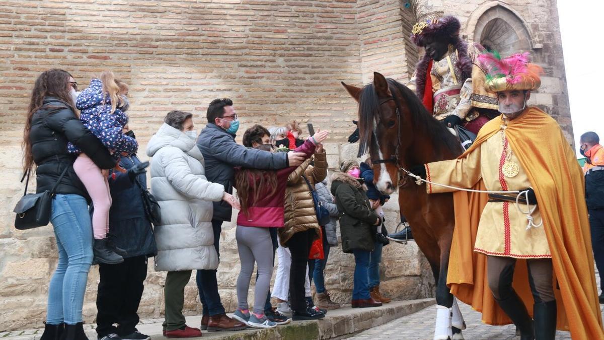 El rey Baltasar saluda a unos niños en Tudela en su entrada a caballo el año pasado