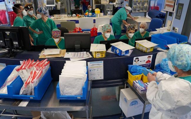 Varios trabajadores en la UCI del Hospital de Cruces