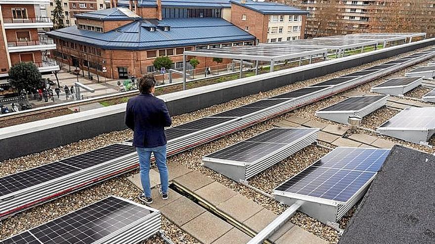 Placas fotovoltaicas en la Plaza de Abastos. | FOTO: ALEX LARRETXI