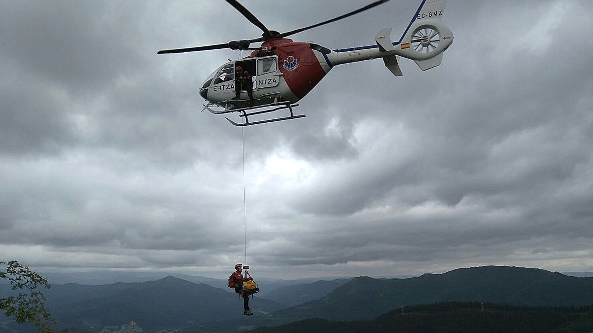 Imagen de un rescate anterior realizado por el helicóptero de la Ertzaintza