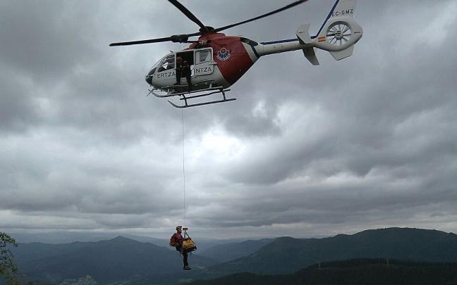 Imagen de un rescate anterior realizado por el helicóptero de la Ertzaintza Imagen de un rescate anterior realizado por el helicóptero de la Ertzaintza