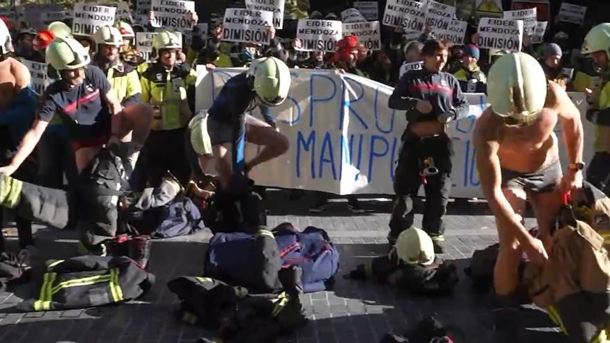 Los bomberos de Gipuzkoa se desnudan para protestar contra la OPE unificada