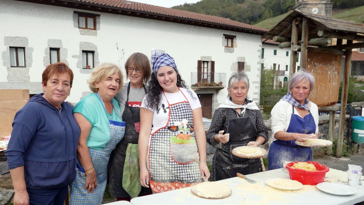 Las talogiles de Araitz no pararon de trabajar en toda la mañana.
