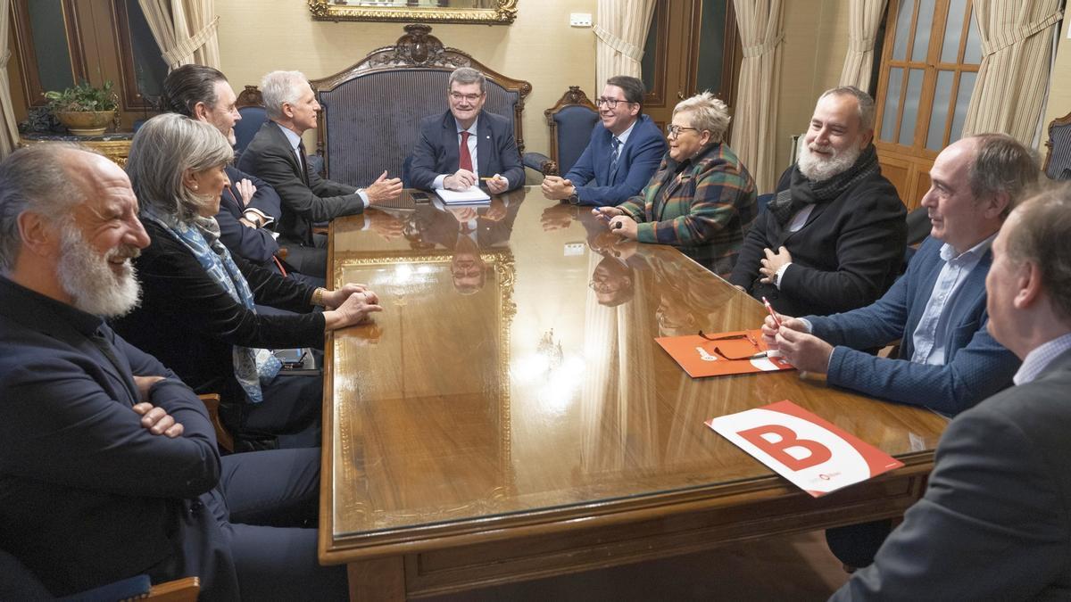 El alcalde Aburto, Gonzalo Olabarria, López de Aguileta, Juan Ignacio Vidarte, Miguel Zugaza, Sorkunde Aiarza, Fernando Pérez, Alicia Fernández y Javier Riaño, durante la reunión.