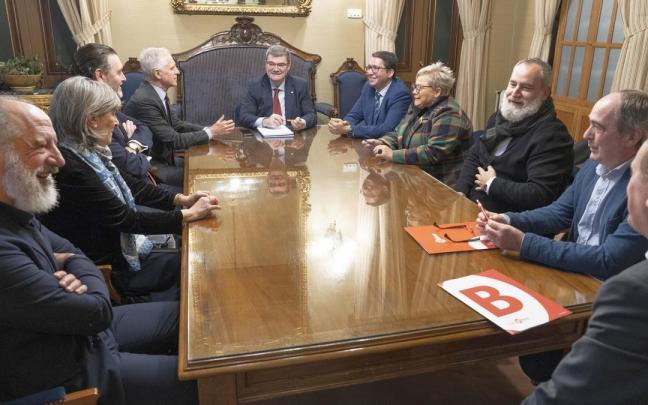 El alcalde Aburto, Gonzalo Olabarria, López de Aguileta, Juan Ignacio Vidarte, Miguel Zugaza, Sorkunde Aiarza, Fernando Pérez, Alicia Fernández y Javier Riaño, durante la reunión. El alcalde Aburto, Gonzalo Olabarria, López de Aguileta, Juan Ignacio Vidarte, Miguel Zugaza, Sorkunde Aiarza, Fernando Pérez, Alicia Fernández y Javier Riaño, durante la reunión.