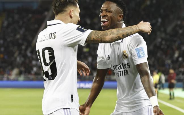 Vinicius celebra con Ceballos uno de sus goles. Vinicius celebra con Ceballos uno de sus goles.