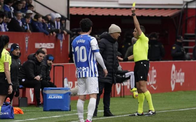 Momento en que el árbitro Fernández Maeso amonesta a Luis García