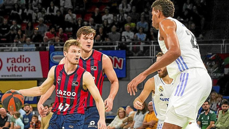 Kurucs controla el balón ante la intimidatoria presencia de Tavares en el último Baskonia-Real Madrid. | FOTO: JORGE MUÑOZ