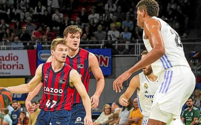 Kurucs controla el balón ante la intimidatoria presencia de Tavares en el último Baskonia-Real Madrid. | FOTO: JORGE MUÑOZ Kurucs controla el balón ante la intimidatoria presencia de Tavares en el último Baskonia-Real Madrid. | FOTO: JORGE MUÑOZ