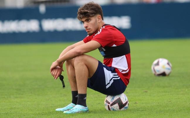 Abde, sentado sobre un balón en Tajonar.