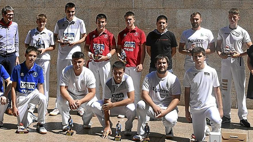 Foto de grupo con los campeones y finalistas de las distintas categorías del Campeonato Virgen Blanca de Aficionados. | FOTO: DNA