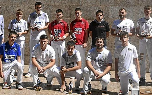 Foto de grupo con los campeones y finalistas de las distintas categor&iacute;as del Campeonato Virgen Blanca de Aficionados. | FOTO: DNA