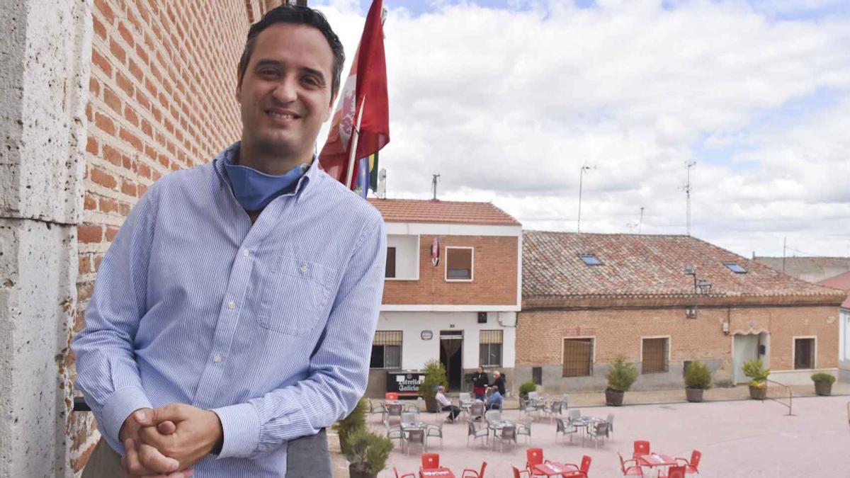 César López, alcalde de Serrada, posa en el balcón del Ayuntamiento.
