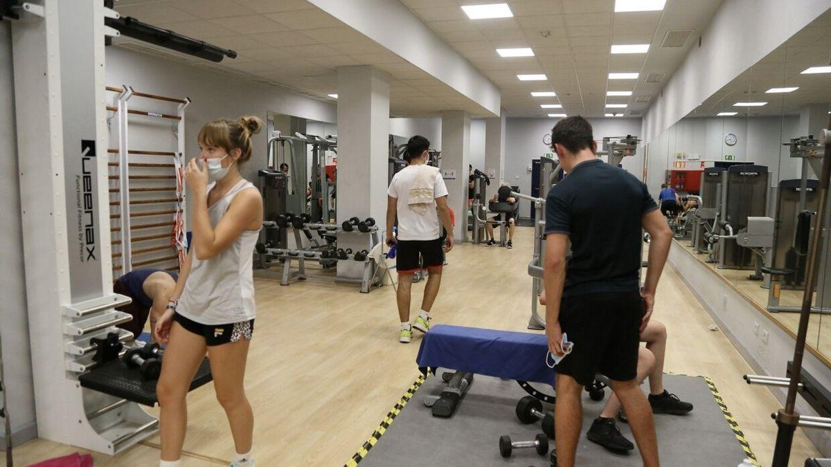 Jóvenes practican deporte en un polideportivo