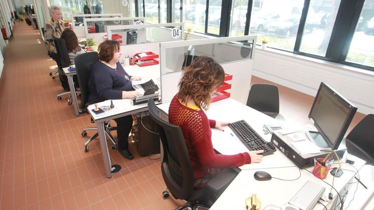 Empleadas públicas trabajan en la Agencia Integral de Empleo Iturrondo