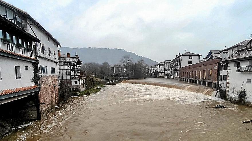 Estado del río Baztan a su paso ayer por Elizondo.