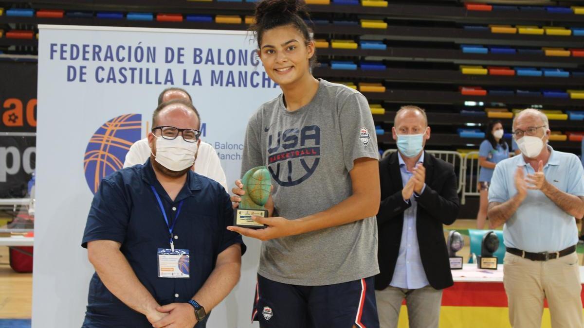 Lauren Betts recibe el galardón de MVP en un torneo