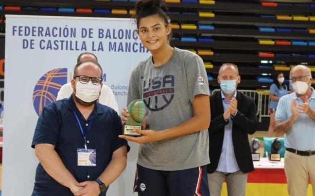 Lauren Betts recibe el galardón de MVP en un torneo