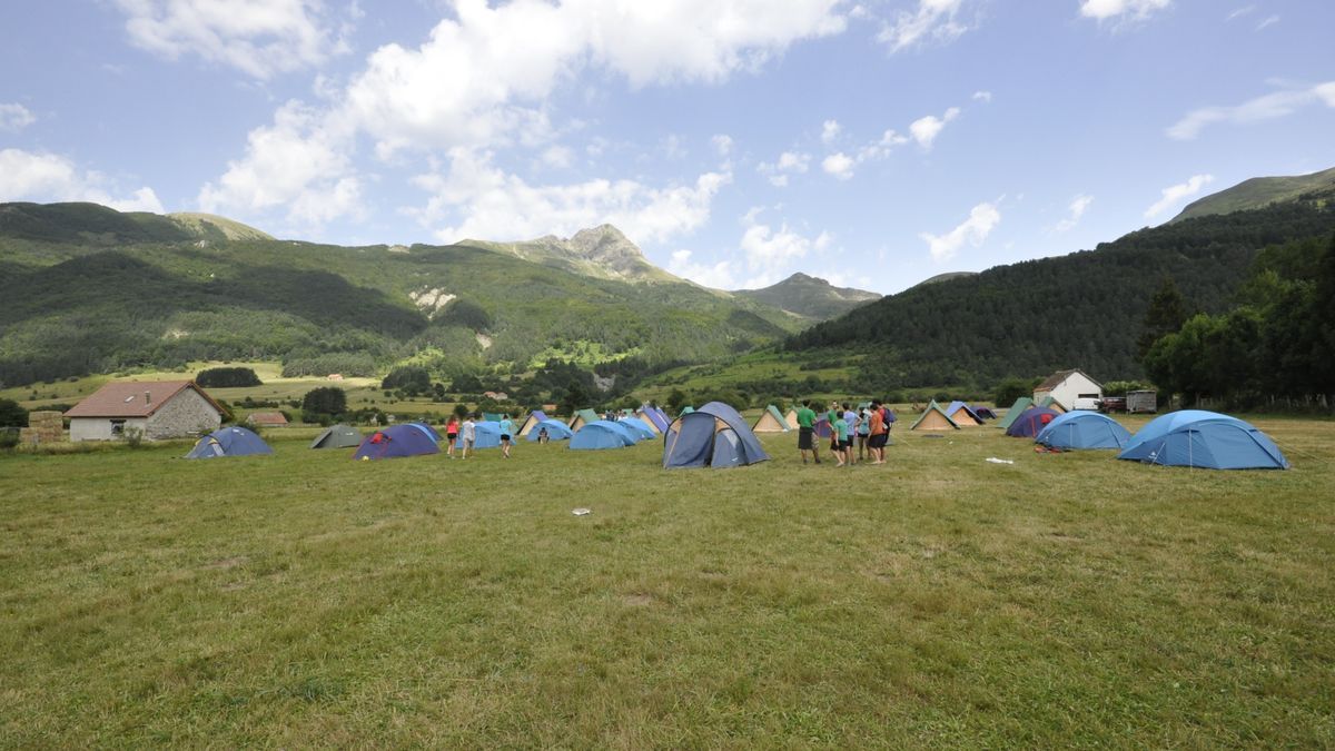 Varios jóvenes en una de las acampadas permitidas este verano.