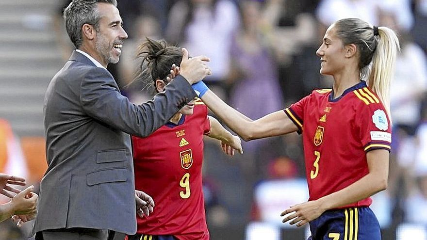 Jorge Vilda y Laia Aleixandri celebran el triunfo ante Finlandia. | FOTO: EFE