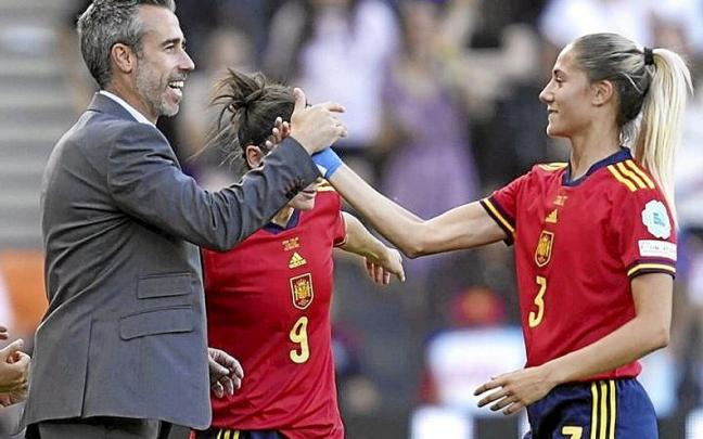 Jorge Vilda y Laia Aleixandri celebran el triunfo ante Finlandia. | FOTO: EFE