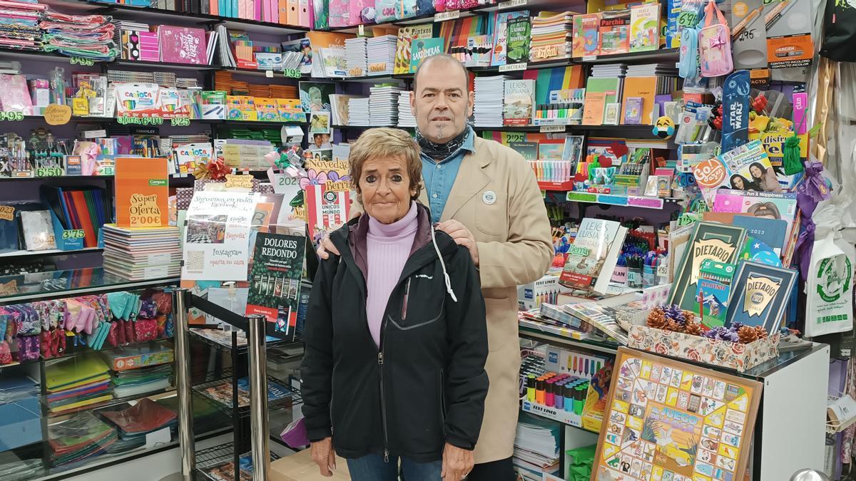 Begoña Guezala, quien ha estado durante más de 40 años al frente del negocio, junto a su hijo, Unai F. Guezala, encargado en la actualidad de la Librería Begoña.