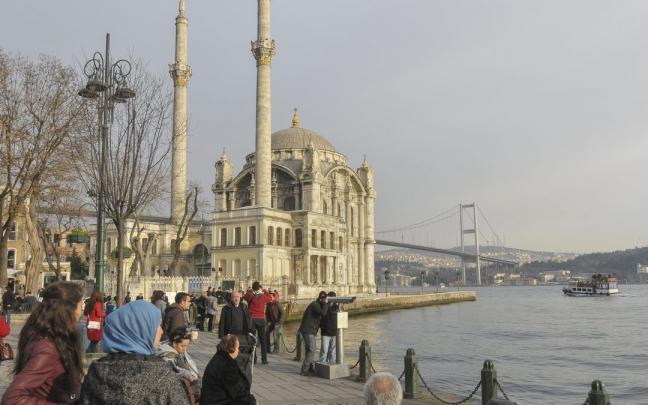 El sistema de metrobuses fue introducido en Estambul en 2007. El sistema de metrobuses fue introducido en Estambul en 2007.