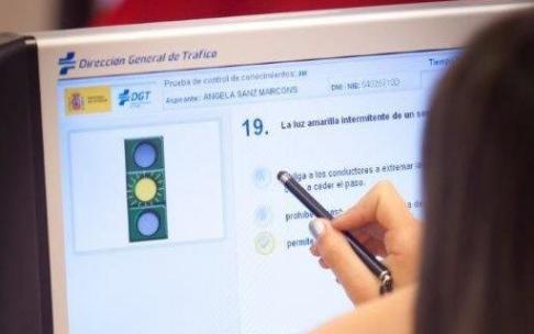 Una persona, haciendo en un ordenador el examen teórico para el carné de conducir. Una persona, haciendo en un ordenador el examen teórico para el carné de conducir.