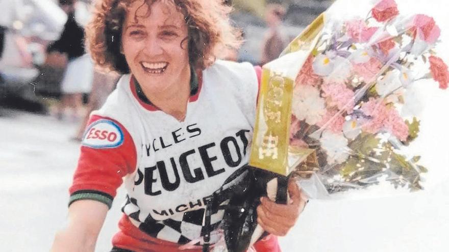 Mercedes Ateca, con el maillot del equipo Peugeot.