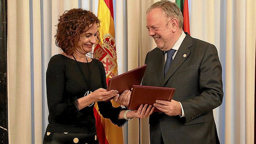 La ministra de Hacienda, María Jesús Montero, con el consejero de Hacienda, Pedro Azpiazu, en una reunión en 2020. | FOTO: IREKIA