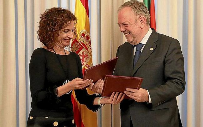 La ministra de Hacienda, María Jesús Montero, con el consejero de Hacienda, Pedro Azpiazu, en una reunión en 2020. | FOTO: IREKIA La ministra de Hacienda, María Jesús Montero, con el consejero de Hacienda, Pedro Azpiazu, en una reunión en 2020. | FOTO: IREKIA