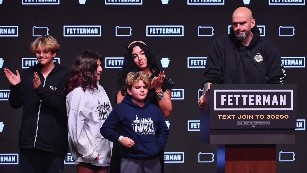 El demócrata John Fetterman junto a su familia. Fetterman ha logrado un escaño clave al Senado en Pensilvania