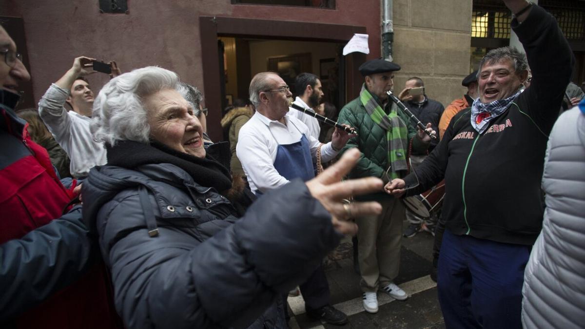 De fiesta con los txistularis de Euskal Herriko Txistulari Elkartea Nafarroa, en la reapertura con motivo de 145 aniversario de la tienda, en diciembre de 2017.