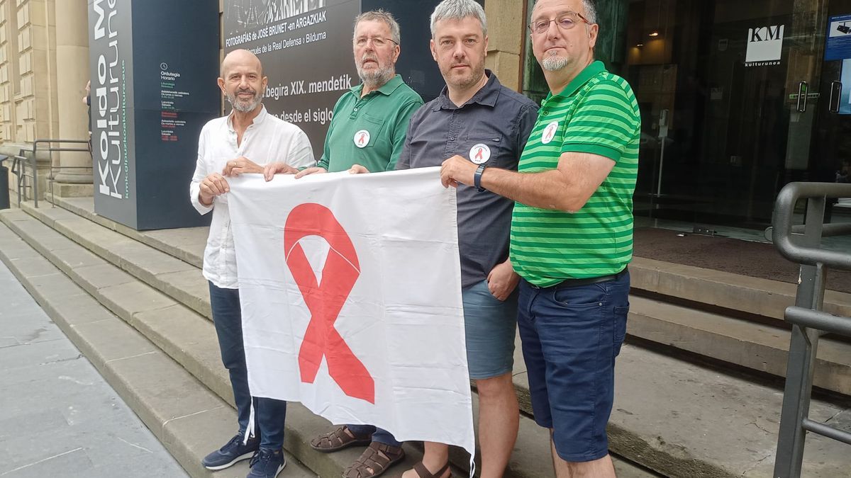 Joseba Errekalde, Jose Luis Treku (Oskarbi), Jon Aizpurua (Coro Loinatz) y Elías Arizmendi en la presentación en Donostia de la campaña de prevención contra el sida y las enfermedades de transmisión sexual.