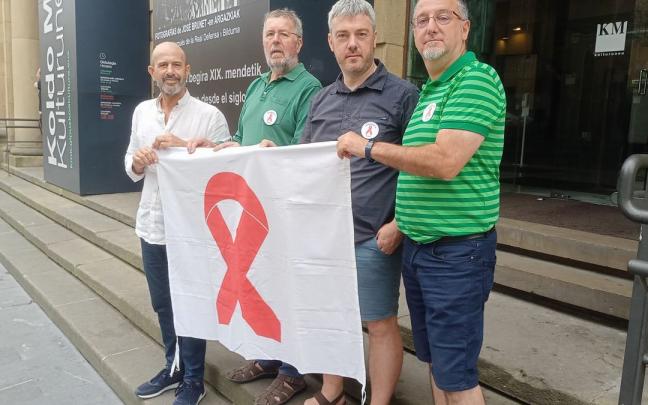 Joseba Errekalde, Jose Luis Treku (Oskarbi), Jon Aizpurua (Coro Loinatz) y Elías Arizmendi en la presentación en Donostia de la campaña de prevención contra el sida y las enfermedades de transmisión sexual. Joseba Errekalde, Jose Luis Treku (Oskarbi), Jon Aizpurua (Coro Loinatz) y Elías Arizmendi en la presentación en Donostia de la campaña de prevención contra el sida y las enfermedades de transmisión sexual.