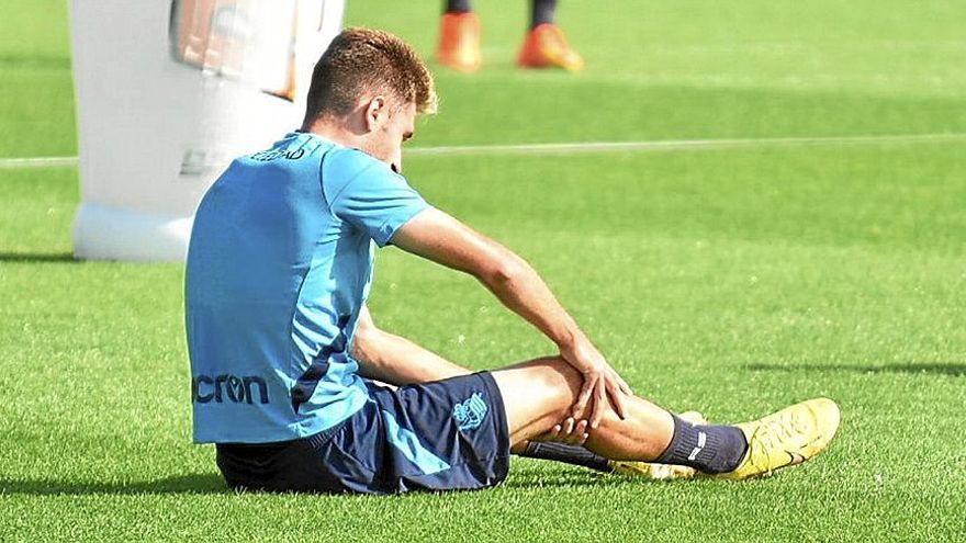 Robert Navarro se hizo daño en un gemelo en un disparo fallido que curiosamente acabó en gol y tuvo que ser atendido en el mismo terreno de juego, aunque no parece que vaya a ser nada grave.