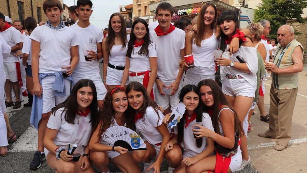 Una cuadrilla posando tras el cohete de las fiestas en honor a la Virgen del Pópulo en 2019 en San Martín de Unx.