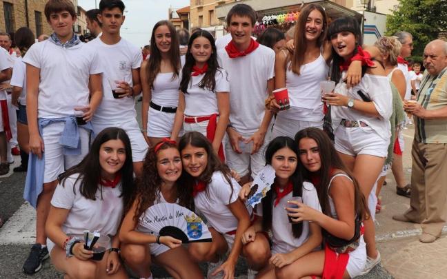 Una cuadrilla posando tras el cohete de las fiestas en honor a la Virgen del Pópulo en 2019 en San Martín de Unx.