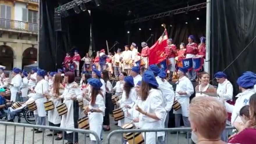 Agur Asteari en la Plaza de la Constitución, con la Unión Artesana