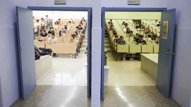 Estudiantes en un examen de Selectividad.
