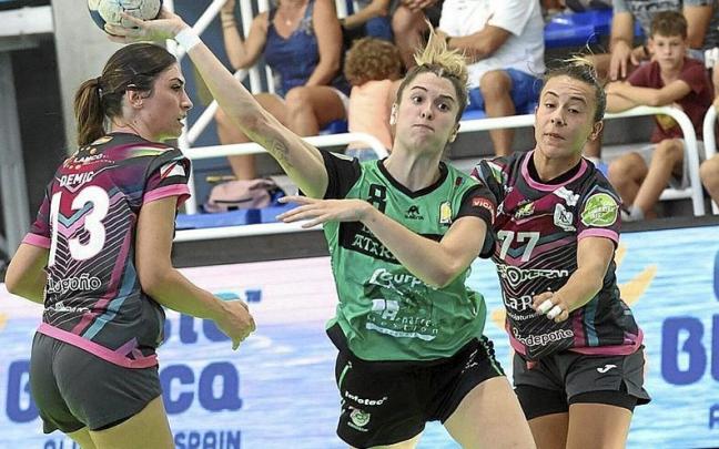 Eider Hern&aacute;ndez lanza a porter&iacute;a en el primer partido de Liga.