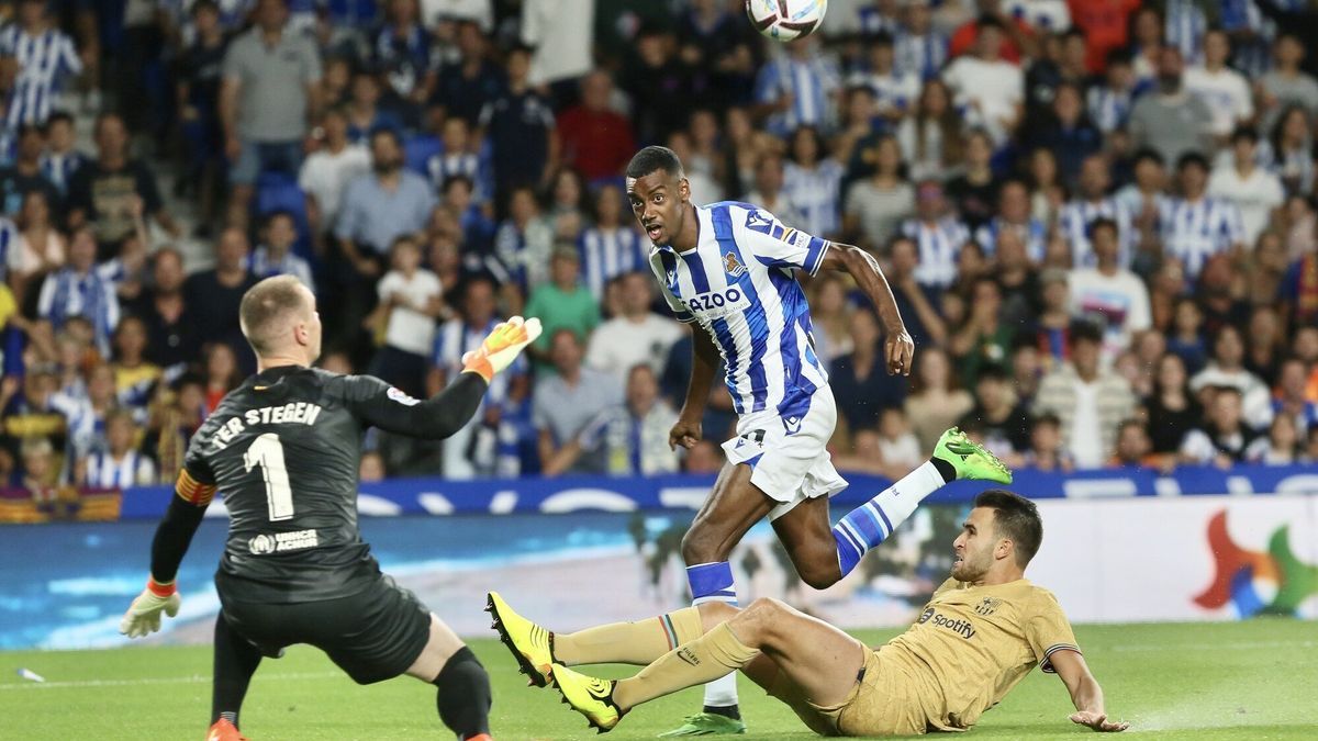 Isak pica el balón por encima de Ter Stegen que acabó en gol en el partido contra el Barça del domingo pasado, el último en el que vistióla camiseta txuri-urdin. Foto: Javi Colmenero