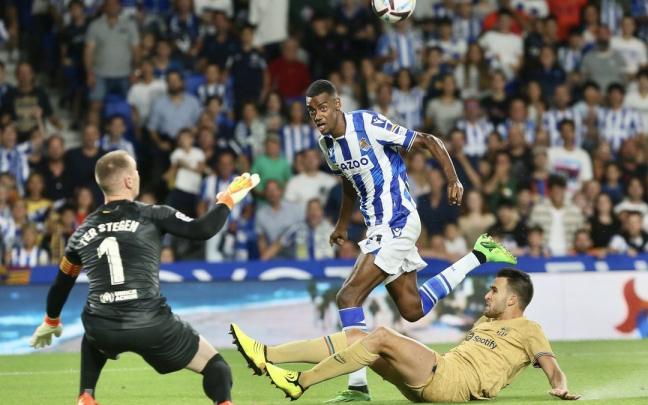 Isak pica el balón por encima de Ter Stegen que acabó en gol en el partido contra el Barça del domingo pasado, el último en el que vistióla camiseta txuri-urdin. Foto: Javi Colmenero