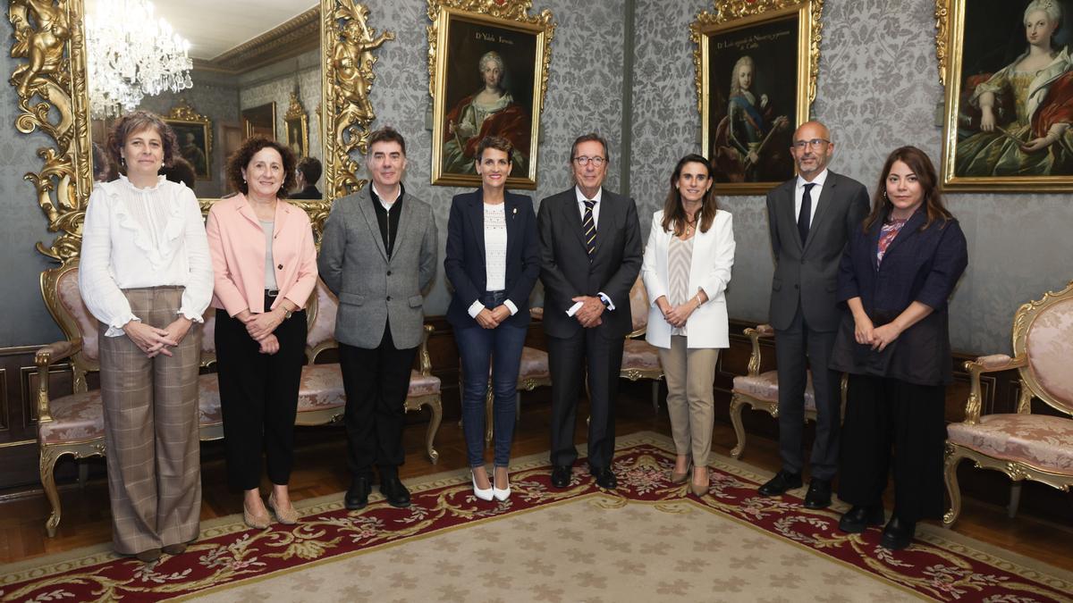 De izquierda a derecha: la consejera de Cultura y Deporte, Rebeca Esnaola; la consejera de Derechos Sociales, Carmen Maeztu; el consejero de Políticas Migratorias y Justicia, Eduardo Santos; la Presidenta de Navarra, María Chivite; el director general de la Fundación ”la Caixa”, Antonio Vila; la directora territorial en la Delegación Territorial Ebro de CaixaBank, Isabel Moreno; el director corporativo de Territorio y Centros de la Fundación "la Caixa", Rafael Chueca, y la delegada en Navarra de la Fundación "la Caixa", Izaskun Azcona.