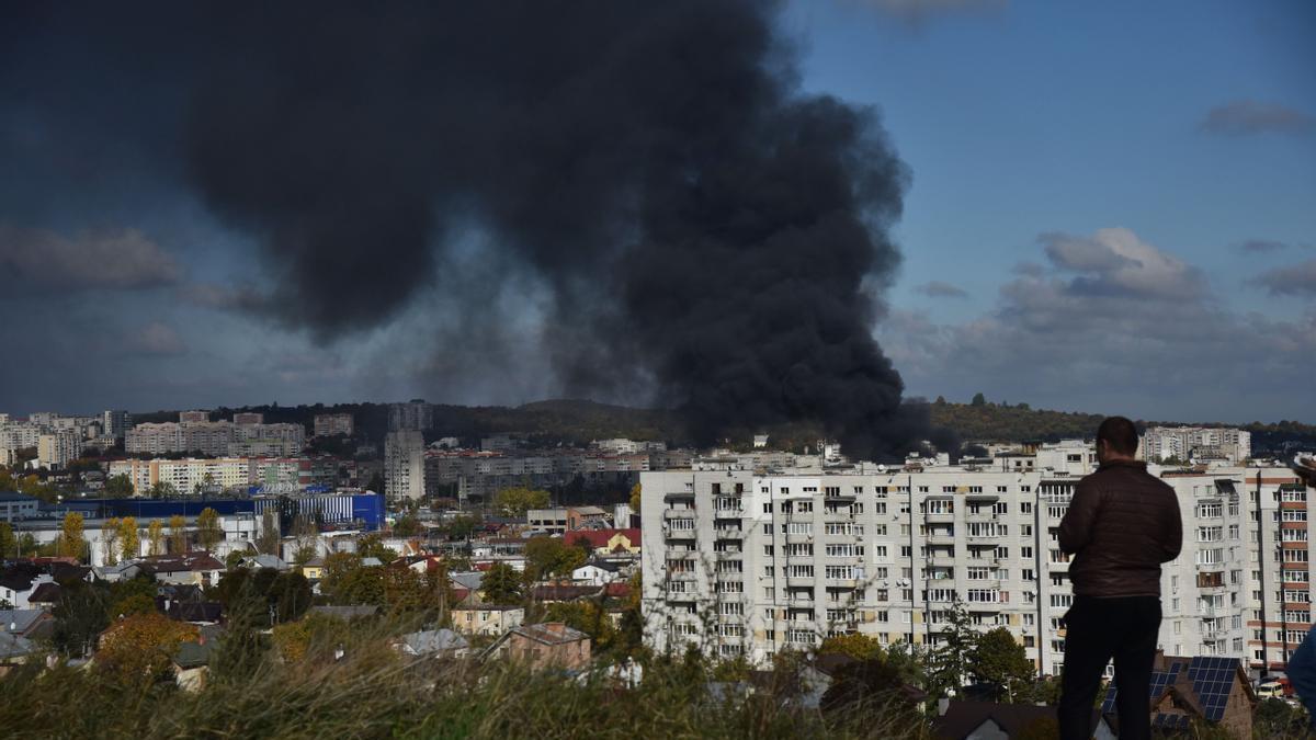 Vista de la ciudad de Kiev este lunes en pleno bombardeo ruso.