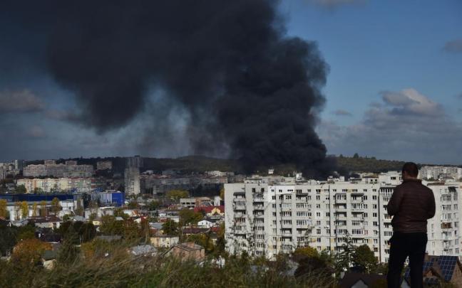 Vista de la ciudad de Kiev este lunes en pleno bombardeo ruso.